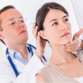 Neurologista examina um paciente que tem dor no pescoço
