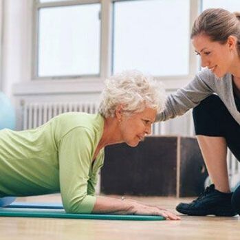 Terapia de exercícios para aliviar a tensão muscular na coluna cervical